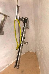 the grabber is in place, with the forestay secured to the tensioning lever inside the bow.