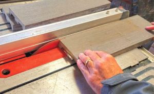 Lee trims the grooves from thesides of the decking to create a solid
edge.