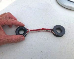 the dog bone,just two low-friction rings sewn into a
strap. The length is adjusted so that the
rings reach about halfway around the
mast. Ball-bearing blocks will also work.
The motion can scratch the mast nish;
we later protected it with anti-chafe
tape.