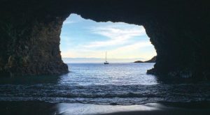 Triteia in Cueva Valdez anchorage o California’s Santa Cruz Island.