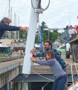 Rigger Matthew Faheyhands the mast o
to riggers Jen Bates
(foreground) and Ian
Weedman. It is the
rst mast the shop had
stepped after the passing
of founder Brion Toss.
