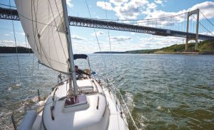 Fine sailing under the Quebec Citybridges, propelled by a strong ebb
current.