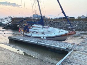 Salida 1 stranded in mudat low tide. Luckily, the
boat’s fenders protected
the hull and there was no
damage.