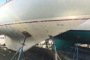 Constance’s hulllooking smooth after
wet-sanding.