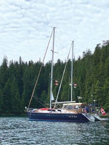 c’est le bon and buddy boatMassilia anchored and rafted together on
their voyage around Vancouver Island.