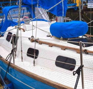 Ultima Thule carries a life raft on deck,abaft the main cabin hatch.